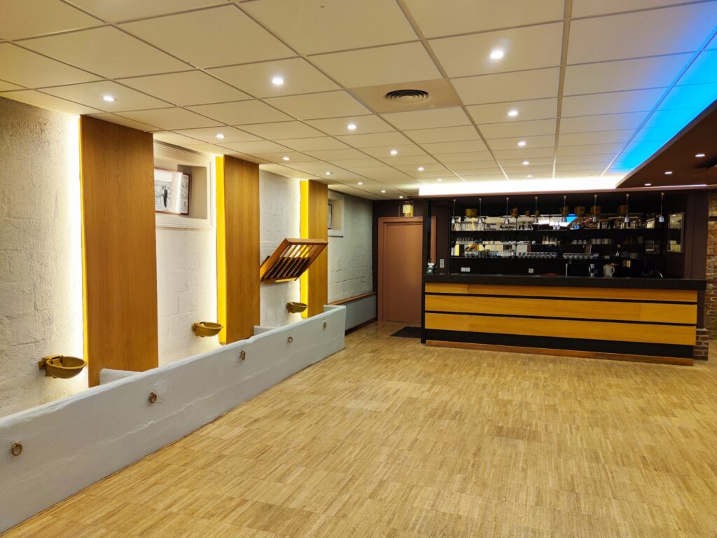 La salle vide, son parquet et le bar