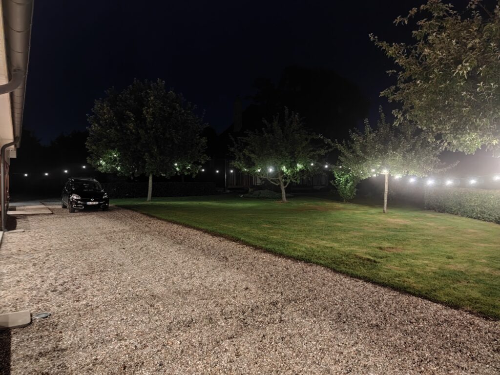L'allée et le jardin illuminés de guirlandes