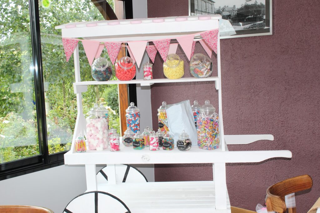 Bar à bonbons décoré de fanions