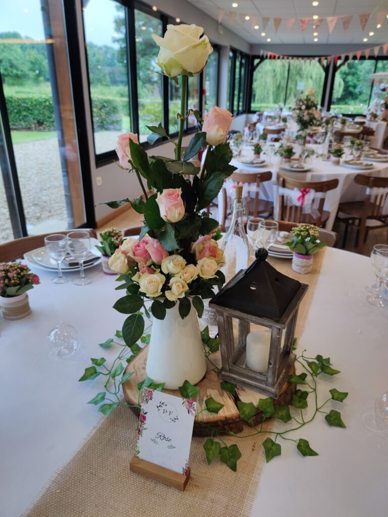 Centre de table de roses et lanterne