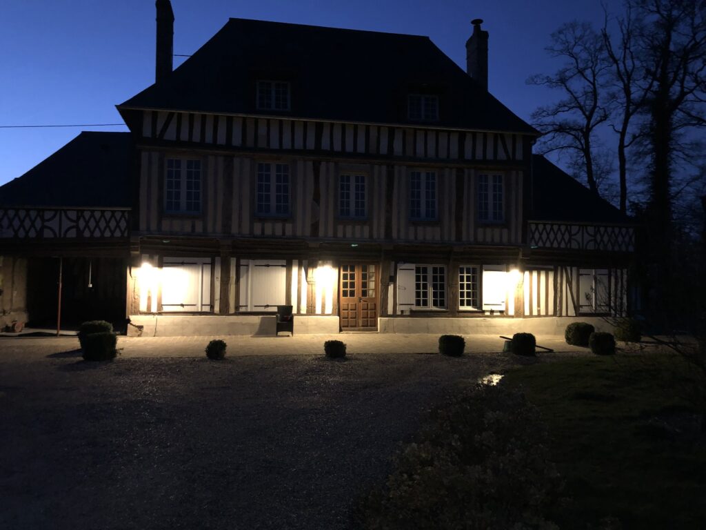 La maison normande illuminée à la nuit tombée