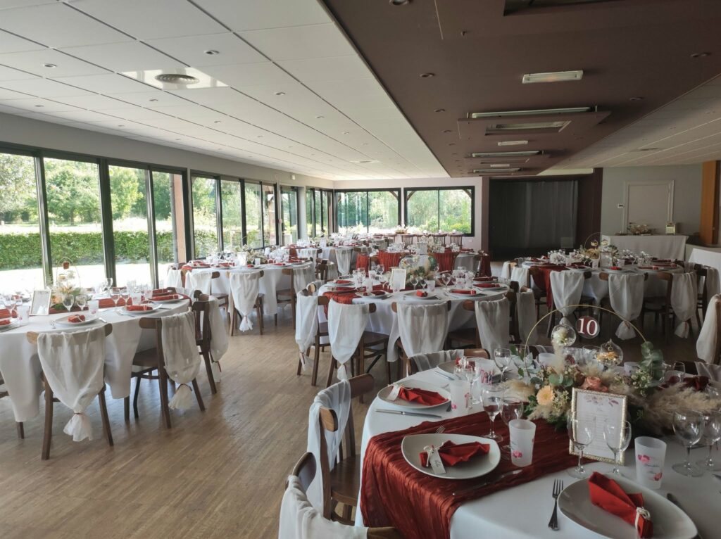 Tables rondes nappées de blanc et rouge