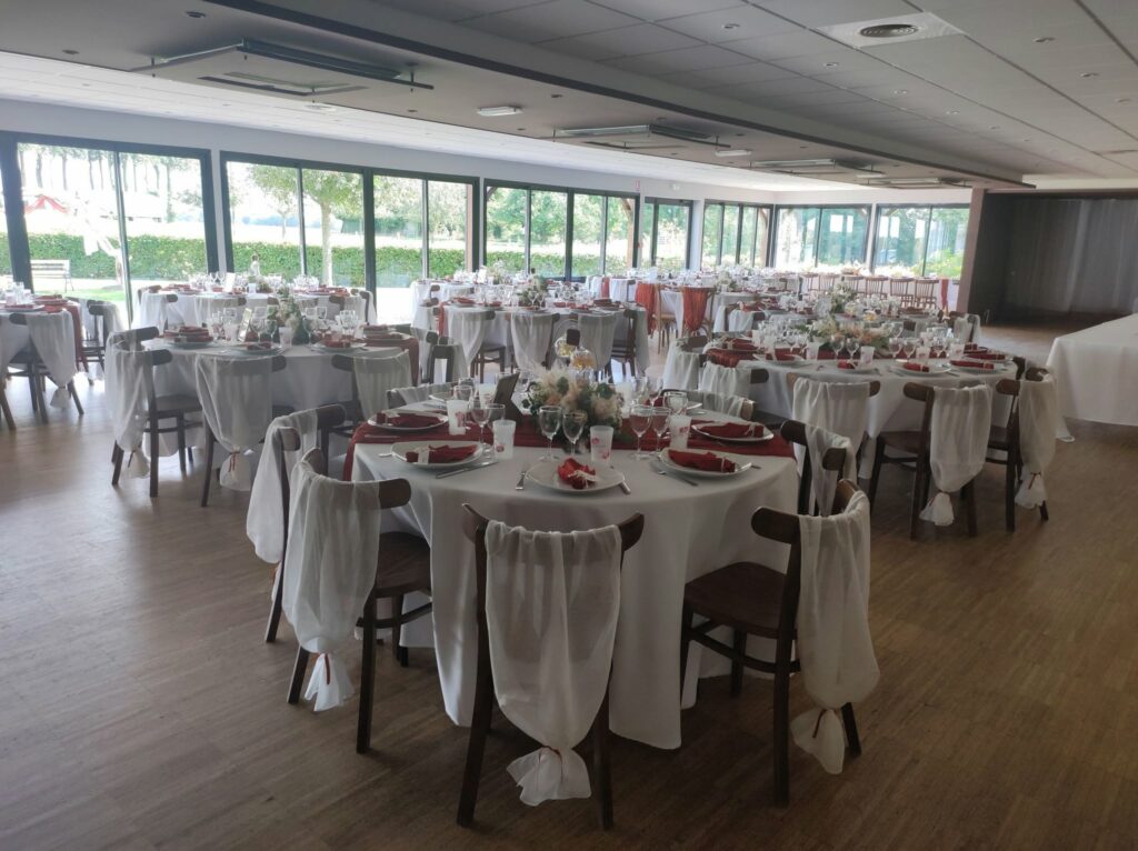 La salle lumineuse dressée pour une réception