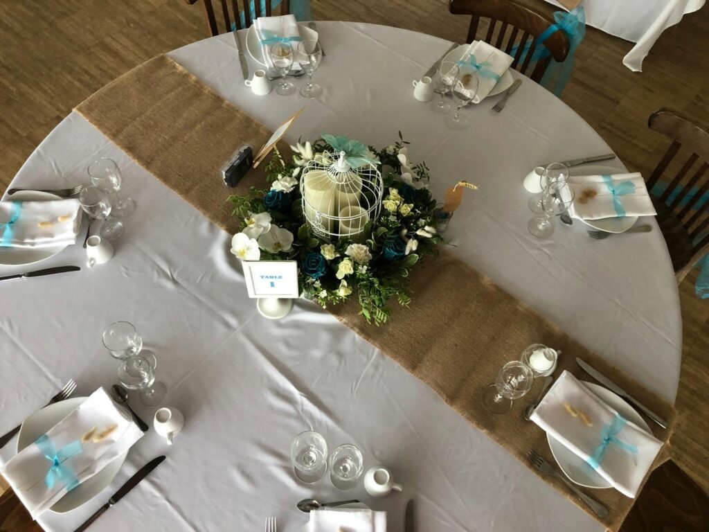 Détail d'une table dressée et fleurie
