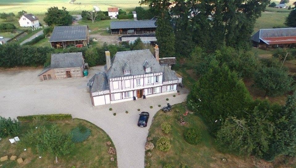 Vue aérienne de la maison normande à colombages et du clos-masure