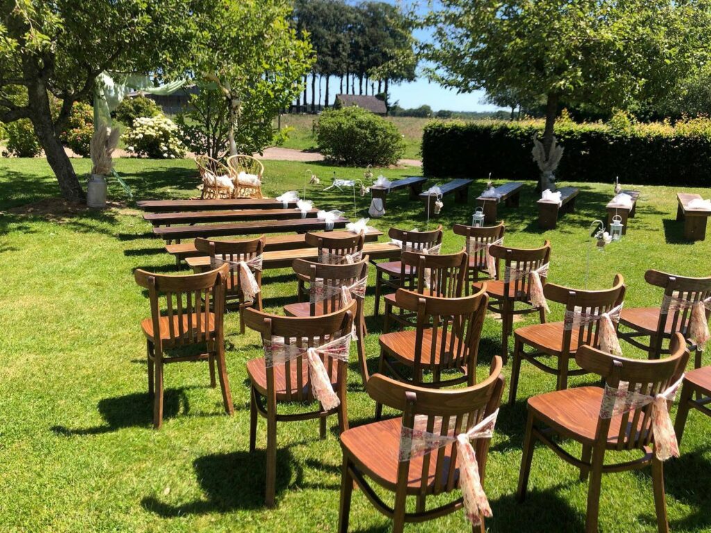 Chaises installées dans le jardin pour une cérémonie
