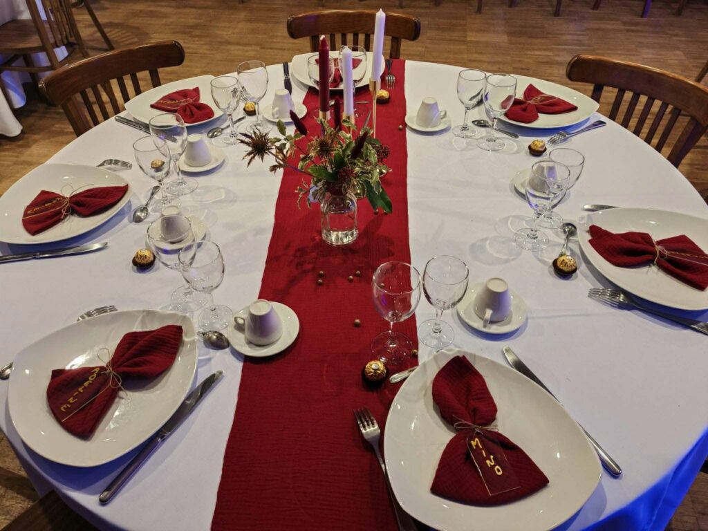 Table ronde dressée en blanc et bordeaux