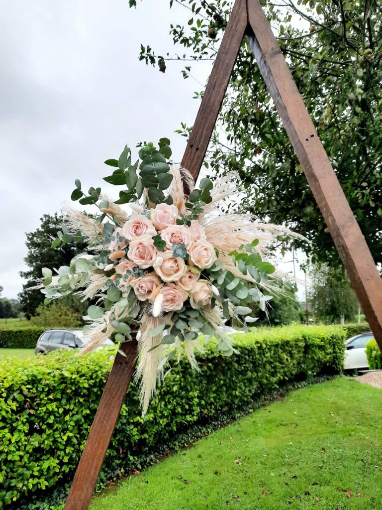 Arche fleurie pour une cérémonie laïque dans le jardin