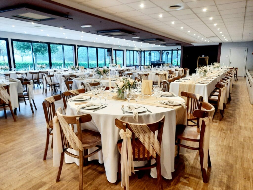 La salle dressée pour un mariage