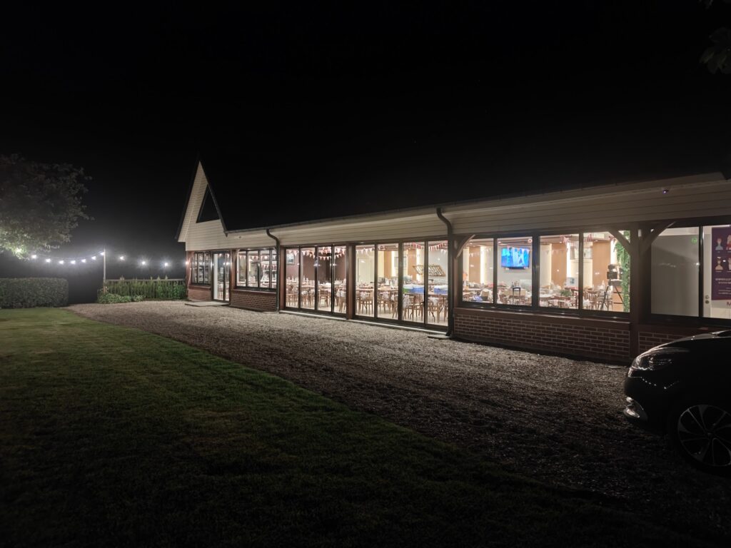 La salle illuminée à la nuit tombée
